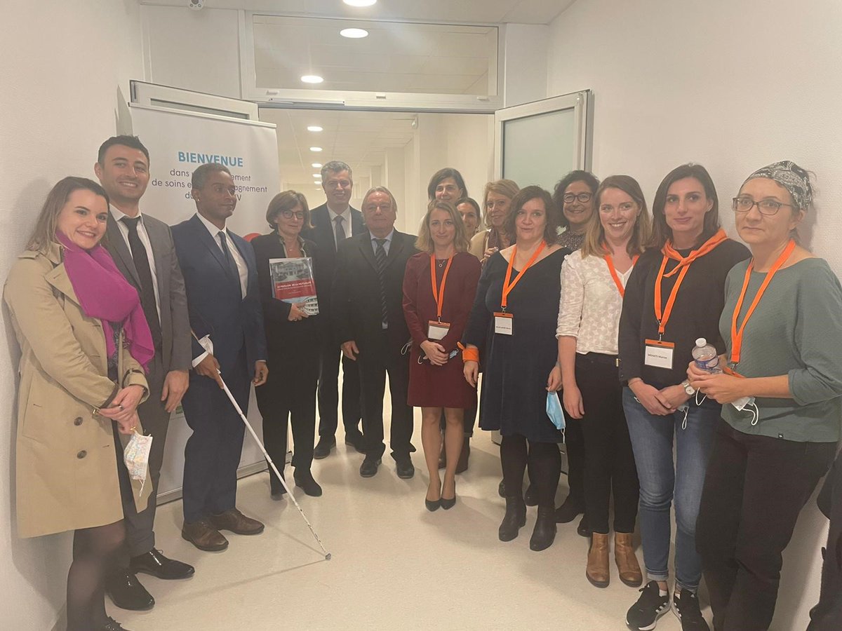 #JeudiPhoto Aujourd’hui, <a href="/EChenut/">Eric Chenut</a> visite le Pavillon de la Mutualité à Bordeaux avec la ministre <a href="/agnesfirmin/">Agnès Firmin Le Bodo</a>, avant un échange avec des familles et les professionnels de santé de l’équipe mobile l’Estey Mutualité en charge des soins palliatifs à domicile