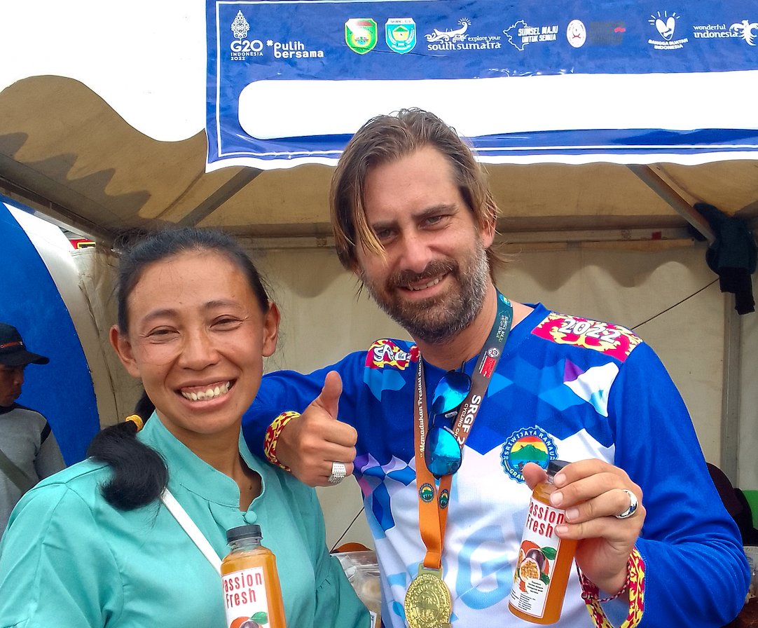 HRNS #Indonesia present at #GranFondo! 🚴#Youth from our #businessdevelopment program sold palm candy, passion fruit juice, and coffee to participants.🧃Everything was sold by the end of the day! A great 1st learning experience for youth on building new #business opportunities.🎉