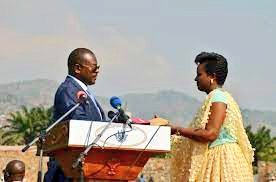 Très proche de #Nkurunziza, Aimée Laurentine Kanyana a participé à la condamnation de Hussein Radjabu, a manoeuvré pour la légalisation du 3ème mandat en 2015, a fait de la justice un instrument de la répression (2015-2020).

Que fera-t-elle comme Ombudsman ? #Burundi