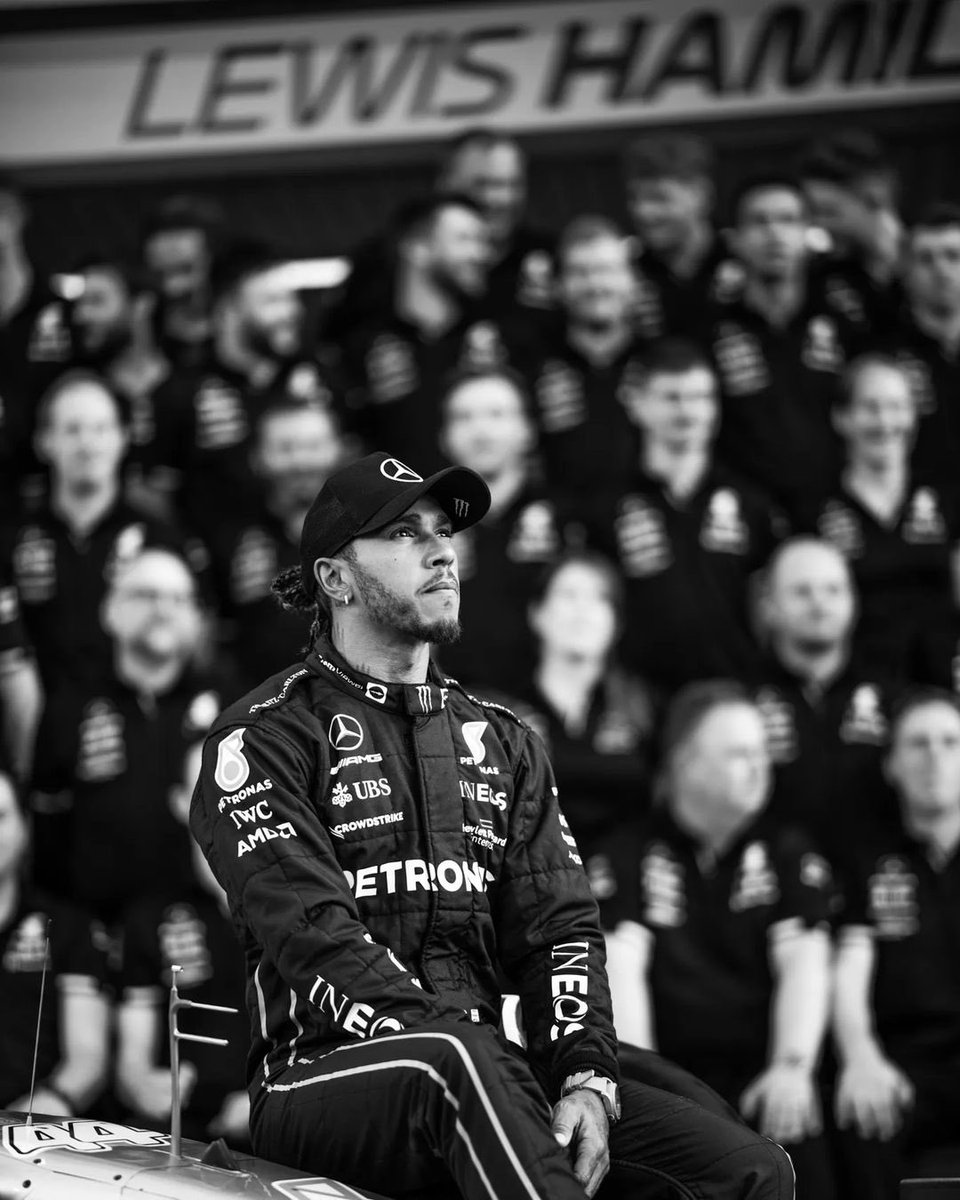 an army of people behind him, sir lewis hamilton https://t.co/5rqf4eL8wS