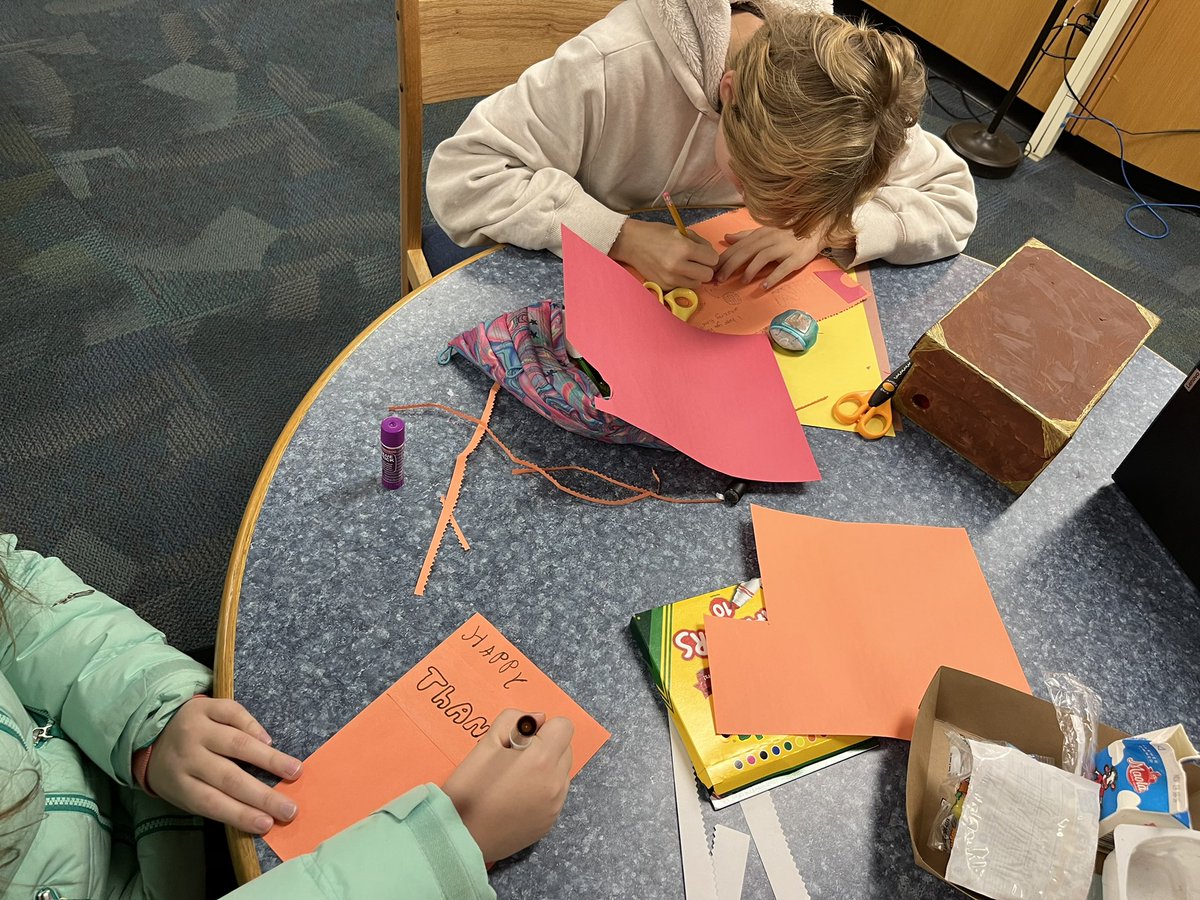 #robioUS students making Thanksgiving/welcome cards for refugees in RVA. #oneCCPS <a href="/RESCUEorg/">IRC - International Rescue Committee</a>
