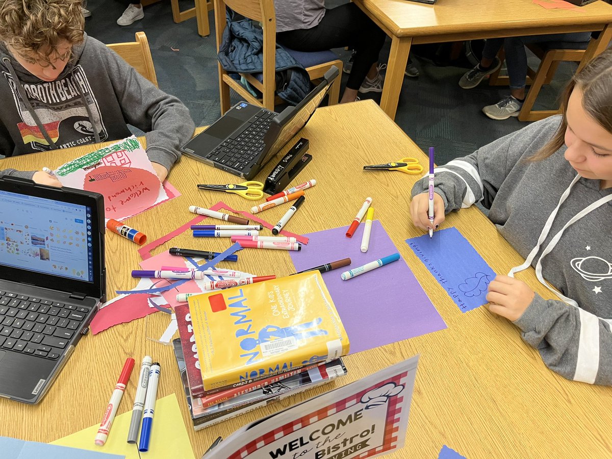 RMSlibrarylady's tweet photo. #robioUS students making Thanksgiving/welcome cards for refugees in RVA. #oneCCPS @RESCUEorg https://t.co/DIASlPMs9c