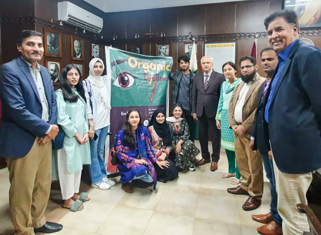 iib_gcu's tweet photo. The Vice Chancellor GCU, Prof. Dr. Asghar Zaidi congratulated the students of Institute of Industrial Biotechnology on achieving 1st Prize (category: Organic Cosmetics) at the All Punjab Universities Innovation Expo. He assured them of his complete support on further such events! https://t.co/WPmpWByEyt