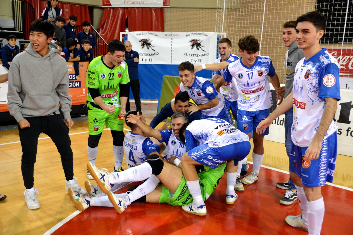 WanapixSala10's tweet photo. Hace un rato, @IvanBernad se ha pasado por los micrófonos de @ardeportes para hablar de la victoria ante @ElPozoMurcia_FS y de la previa del partido de este sábado

🗣️ "Fue un partido alucinante para el espectador"

➡️ https://t.co/nj4pkcESb9

📷: @Pedrito_69_

#NoNosRendimos https://t.co/7IrSPsw0j2
