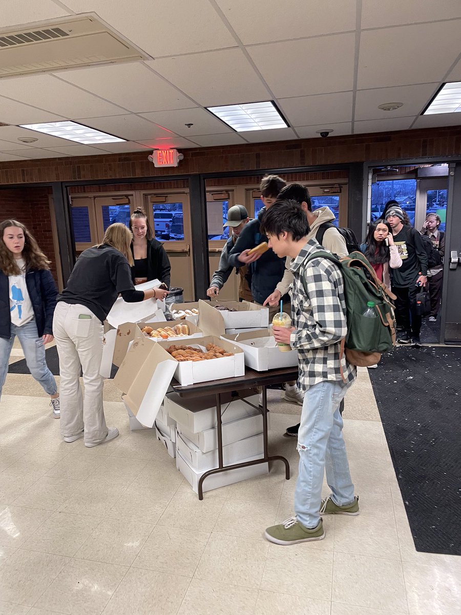 Niceness is priceless is giving out donuts this morning.  Who needs trivia fridays???? #gobru @SchoolsHelena