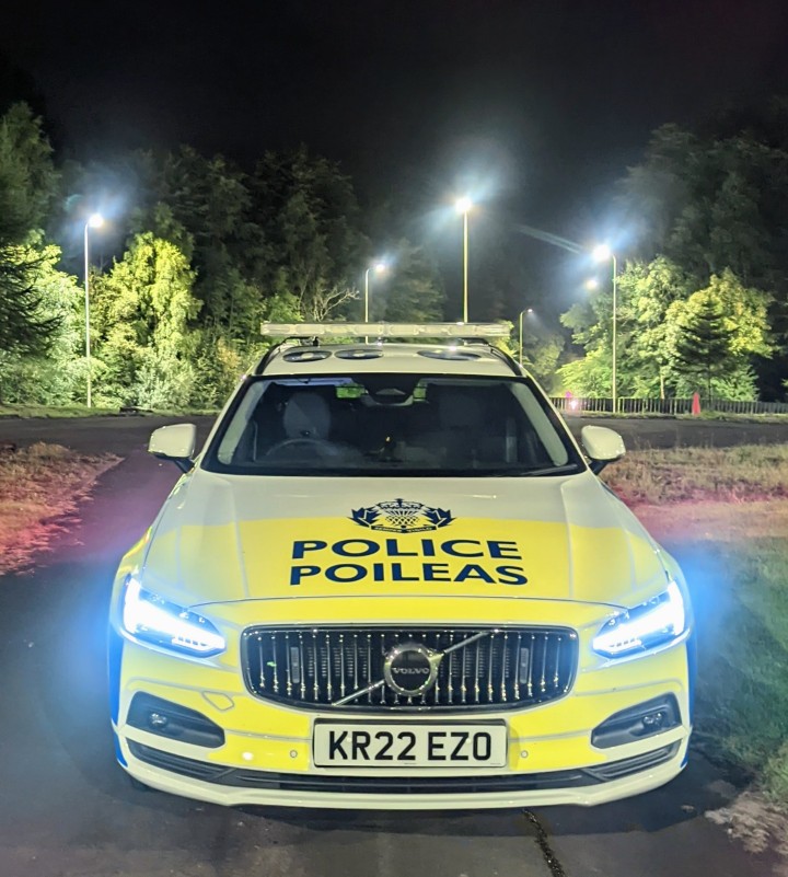 #DumbartonRP tried to stop a Mini, but the driver decided he didn't want to. After a short pursuit, the driver realised his luck had run out and abandoned the vehicle to get some steps in. The male was caught by the gaffer and charged with 5 RTA offences. #YouCanRunButYouCantHide