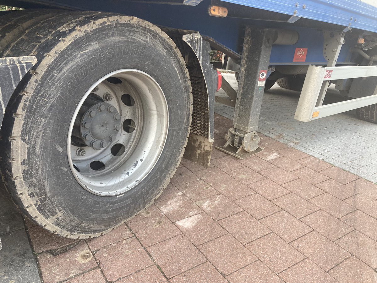 WIS_Limburg's tweet photo. Op de #N278 hm 17,0 thv Nijswiller staat een vrachtwagen met aardappelen vast met de stempels op een zijstraat hierdoor is een rijbaan versperd de #berger is onderweg voor assistentie ^WISsusan ^WISjeroen @RWSverkeersinfo @ANWBverkeer https://t.co/IO99urtSbH