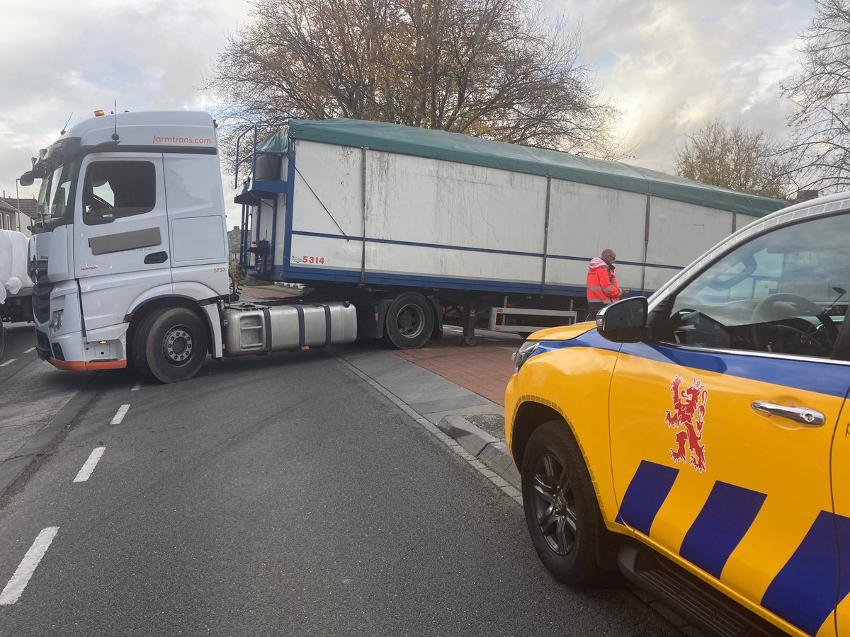 WIS_Limburg's tweet photo. Op de #N278 hm 17,0 thv Nijswiller staat een vrachtwagen met aardappelen vast met de stempels op een zijstraat hierdoor is een rijbaan versperd de #berger is onderweg voor assistentie ^WISsusan ^WISjeroen @RWSverkeersinfo @ANWBverkeer https://t.co/IO99urtSbH