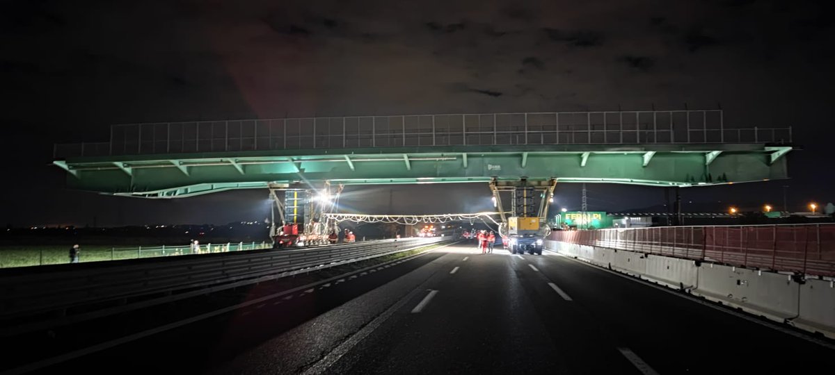 Interessante visita tecnica promossa dall'Ordine degli Ingegneri della Provincia di Brescia presso il cantiere alta velocità Brescia Verona.
Varo sabato 12 novembre in notturna di ponte in acciaio per sovrappasso autostrada A4 tra Brescia Est e Desenzano del Garda.