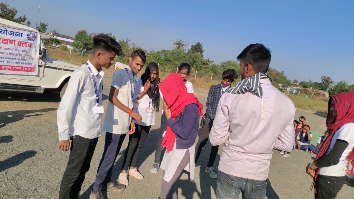 MrRCPrajapati's tweet photo. दिनांक 17/11/2022 को शास महा मकरोनियाsagar के रासेयो के बाल अधिकार संरक्षण क्लब के स्वयंसेवकों द्वारा बाल अधिकार संरक्षण सप्ताह के अंतर्गत बाल विवाह निषेध पर आधारित नुक्कड़ नाटक गोदग्राम  गुड़ा में प्रदर्शित किया। @askabir_ @_NSSIndia @NSSRDBhopal @NSSCELLGOVMP @dkupadhyay62 https://t.co/NAVSncpEFN