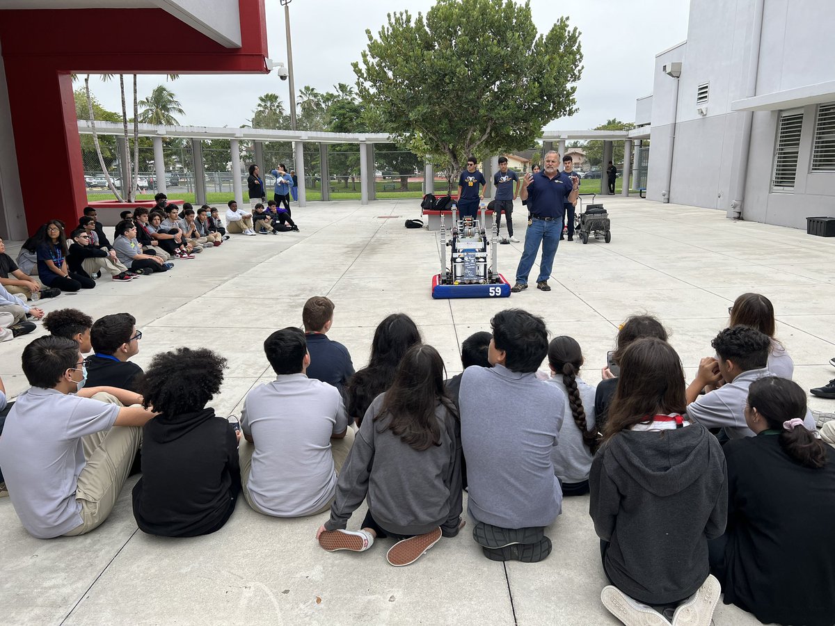 HDMcMillan's tweet image. So proud of this budding partnership with @coralparksenior Thank you so much for coming back today to talk to our robotics students and sharing your vision for a STEM future!! #asAlwaysGoPanthers #pantherBEST #STEMis @AdamsonHDMM @MRS_SALAZARHDMM