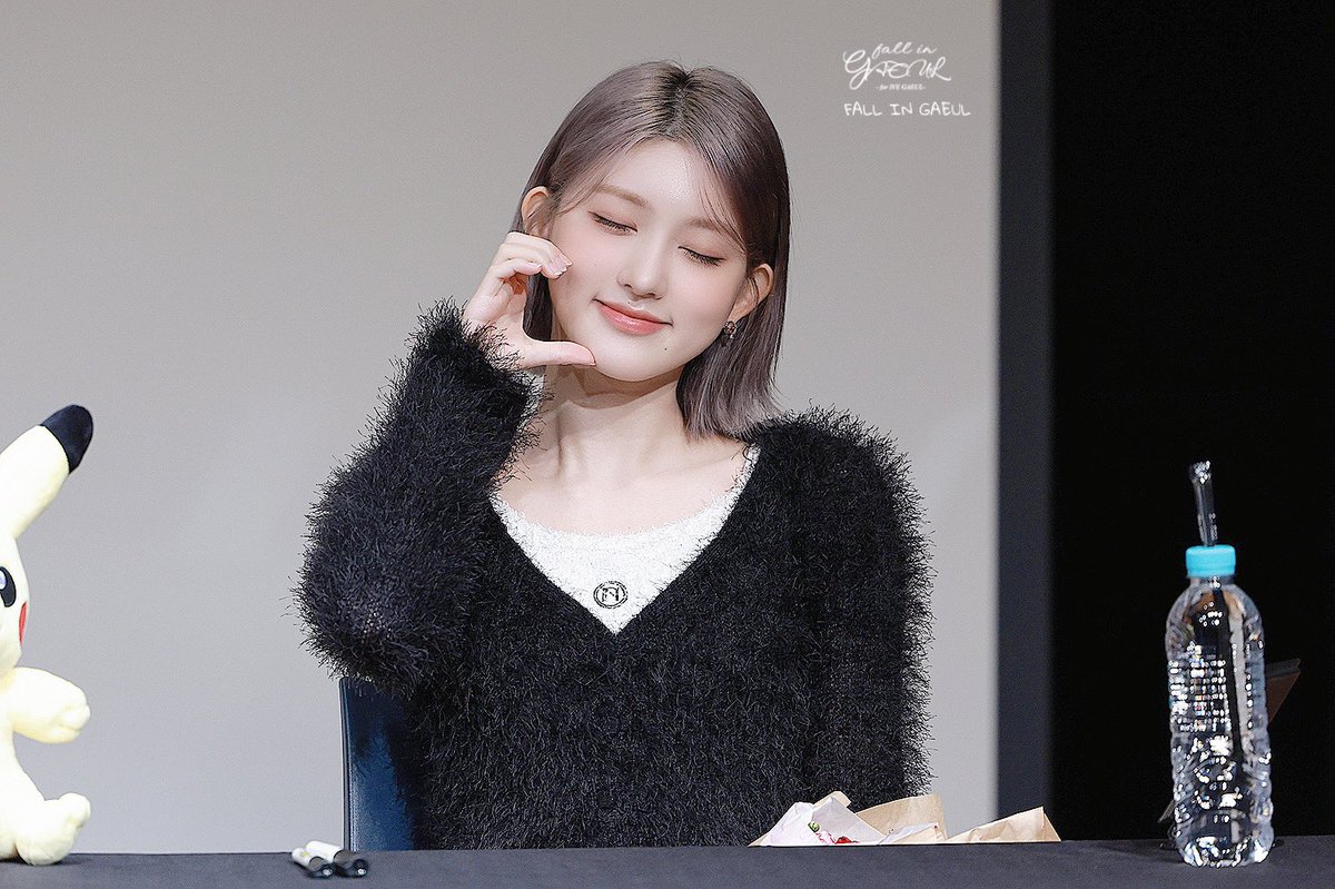 fall_in_gaeul's tweet photo. 221009 sw fansign 

cutie cutie cutie

@IVEstarship  @IVE_twt 

#IVE #아이브 
#GAEUL #가을 
#AfterLike #애프터라이크 https://t.co/hucAtlgvEV