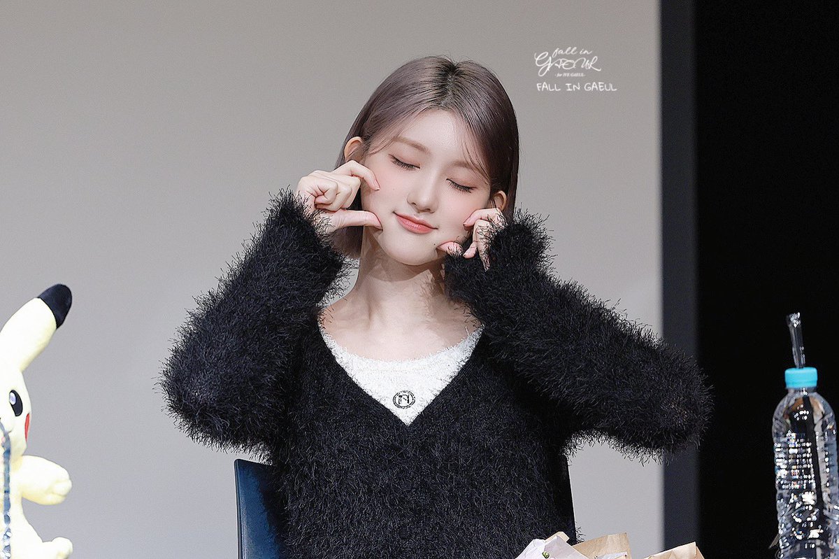 fall_in_gaeul's tweet photo. 221009 sw fansign 

cutie cutie cutie

@IVEstarship  @IVE_twt 

#IVE #아이브 
#GAEUL #가을 
#AfterLike #애프터라이크 https://t.co/hucAtlgvEV