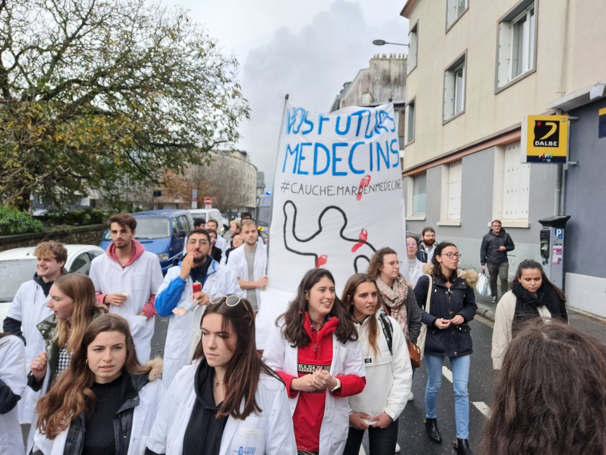 Vincent_Borgne's tweet photo. #PasContentPasContent
❌️ Non à la 4eme année de médecine générale, à la coercition, etc, etc 
Externes et internes étaient mobilisés à Brest !
@CEMBbrest @ISNARIMG @anemf https://t.co/7d6wuZ6XRo
