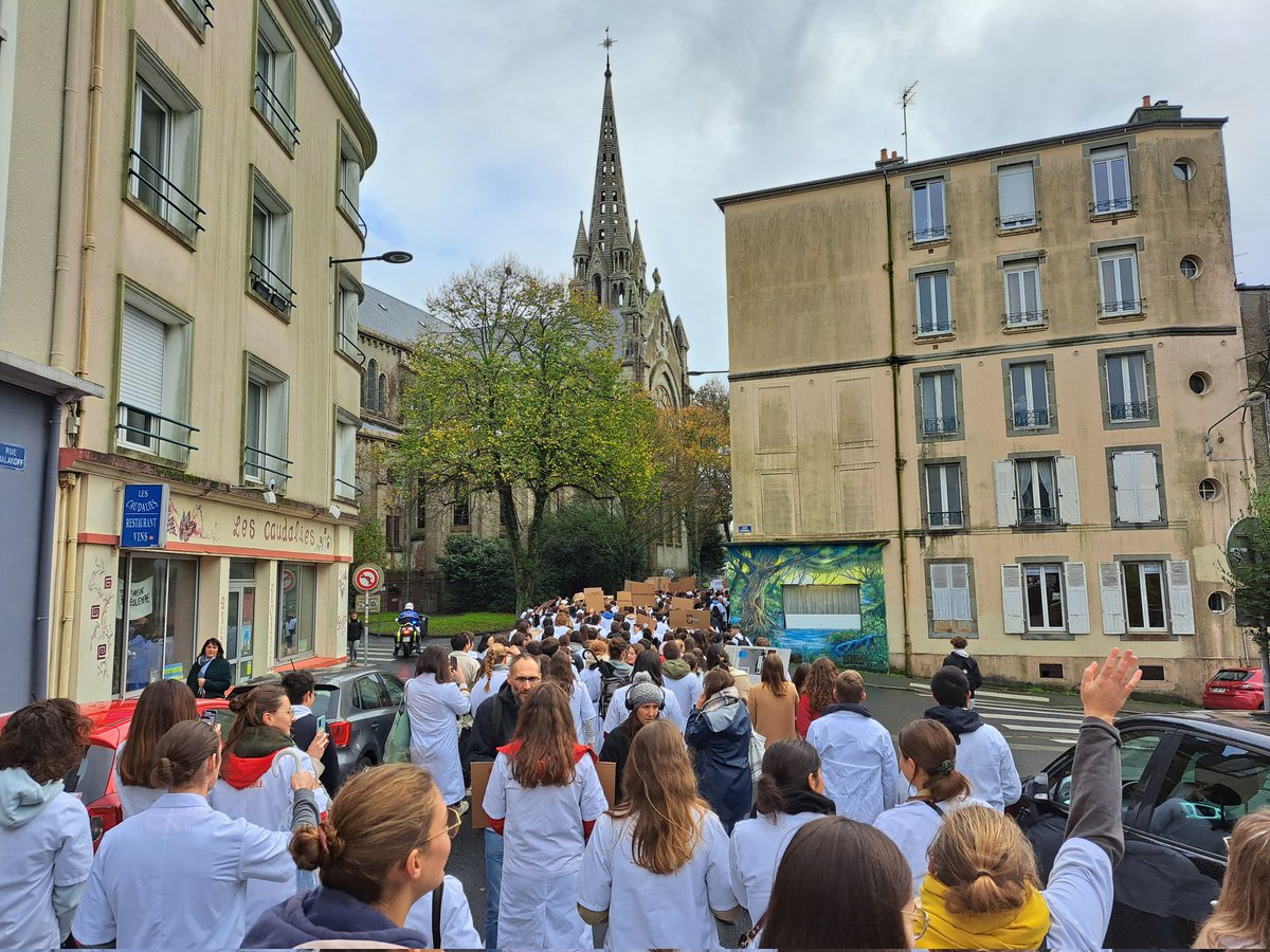 #PasContentPasContent
❌️ Non à la 4eme année de médecine générale, à la coercition, etc, etc 
Externes et internes étaient mobilisés à Brest !
<a href="/CEMBbrest/">Corpo Médecine Brest</a> <a href="/ISNARIMG/">ISNAR-IMG</a> <a href="/anemf/">ANEMF</a>
