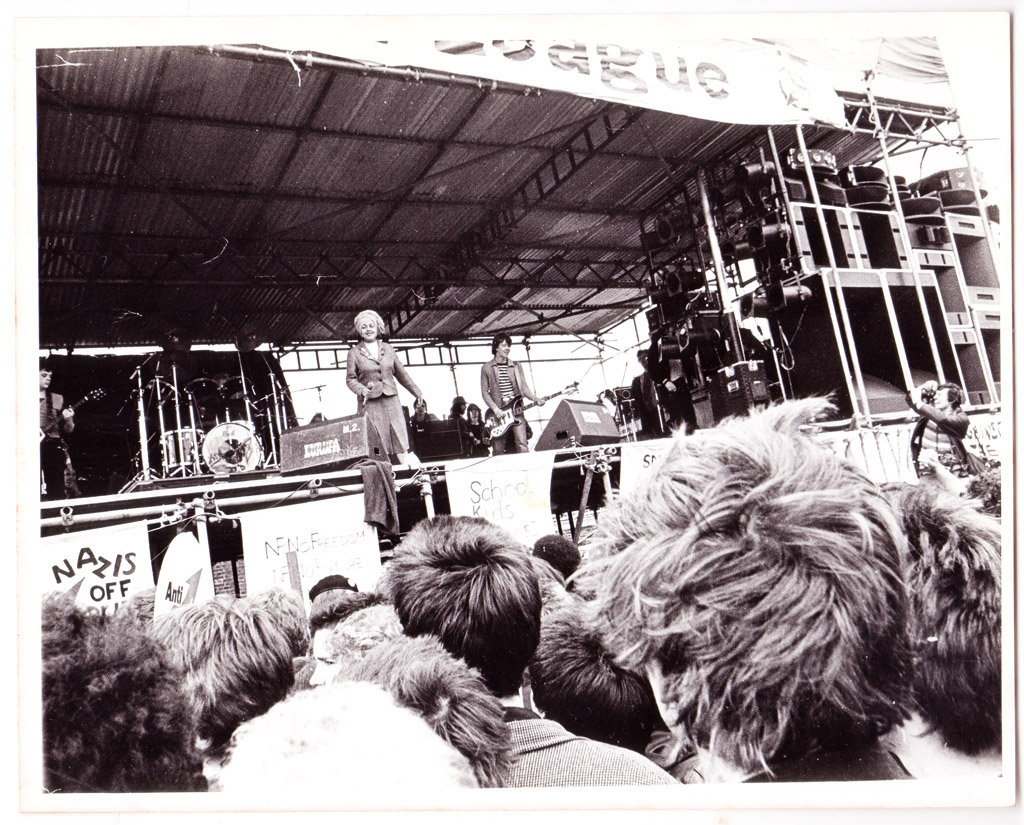 #HUMANRIGHTSHISTORY

Rock Against Racism was a political &amp; cultural movement in reaction to a rise in racist attacks &amp; the far-right movement across the UK.

Activists organised gigs to unite fans of all races through their love of music.

 📸 Andy Wilson 
#LoveMusicHateRacism