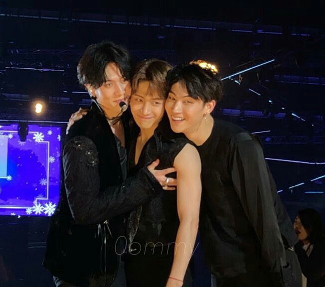 jackbeomcrumbs's tweet photo. jaebeom and jackson greeting yugyeom a happy birthday 🥹🥰

#jackbeom #jackbeomgyeom https://t.co/8ScF1kNlQM