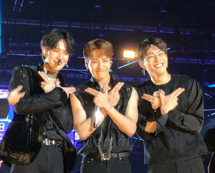 jackbeomcrumbs's tweet photo. jaebeom and jackson greeting yugyeom a happy birthday 🥹🥰

#jackbeom #jackbeomgyeom https://t.co/8ScF1kNlQM