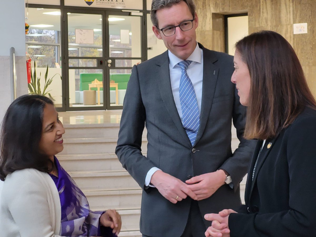 Prettige nadere kennismaking met ambassadeur Reenat Sandhu van India. Goed gesprek over wat er leeft in de Indiase gemeenschap in <a href="/Gem_Amstelveen/">Gemeente Amstelveen</a>. Ook rondleiding door enthousiaste leerlingen in Amity International School.