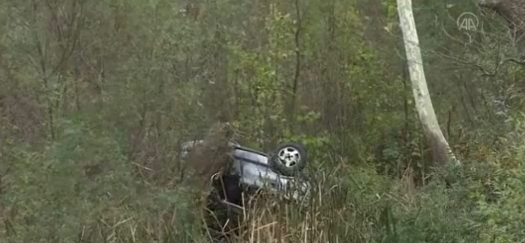 Seyir halindeyken kalp krizi geçiren şoförün aracı uçuruma devrildi.