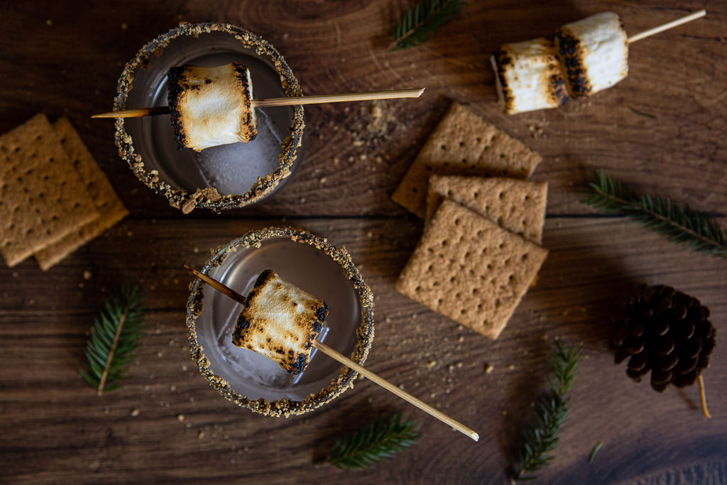_Big_Gin's tweet photo. Let’s mix up Smokey Smores Cocktail.
2 oz Peat Barreled Big Gin
¼ oz Toasted Marshmallow Syrup
3 dashes Aromatic Bitters
Chocolate Syrup 
Marshmallows
Graham Crackers

Pour the Peat Barreled Big Gin, toasted marshmallow syrup, and aromatic bitters into the glass. #cocktailrecipes https://t.co/1ZwNqOdLVx