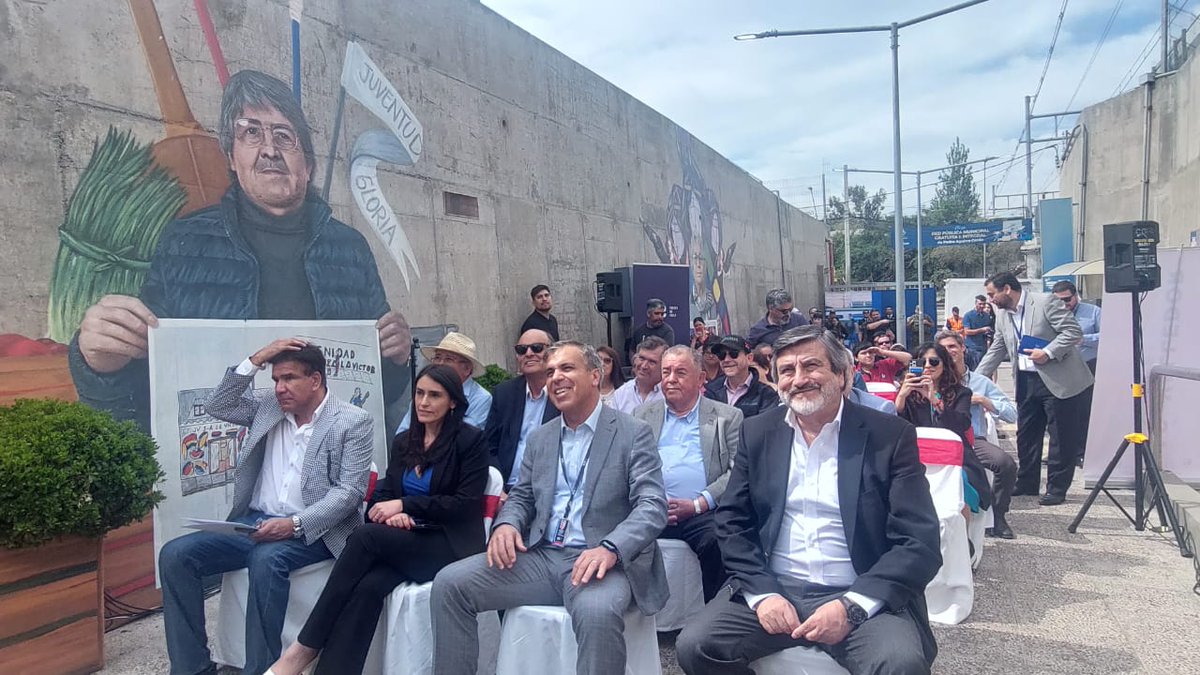 EFETrenesChile's tweet photo. Desde Estación Lo Valledor de @EFENos_ 🚉, la Pdta. de EFE Central, @mabel_leva, el G.G de EFE Central, Juan Pablo Palomino y el G.G del Mercado Mayorista Lo Valledor, Manuel Rojas, participan de la inauguración de 6 murales 🤩, retratos de la memoria de la Población La Victoria. https://t.co/qB5c9nSPGb