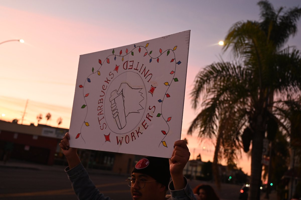 CAFastFoodUnion's tweet image. The sun is shining across California as Starbucks workers strike TODAY #redcuprebellion #fastgoodglobal