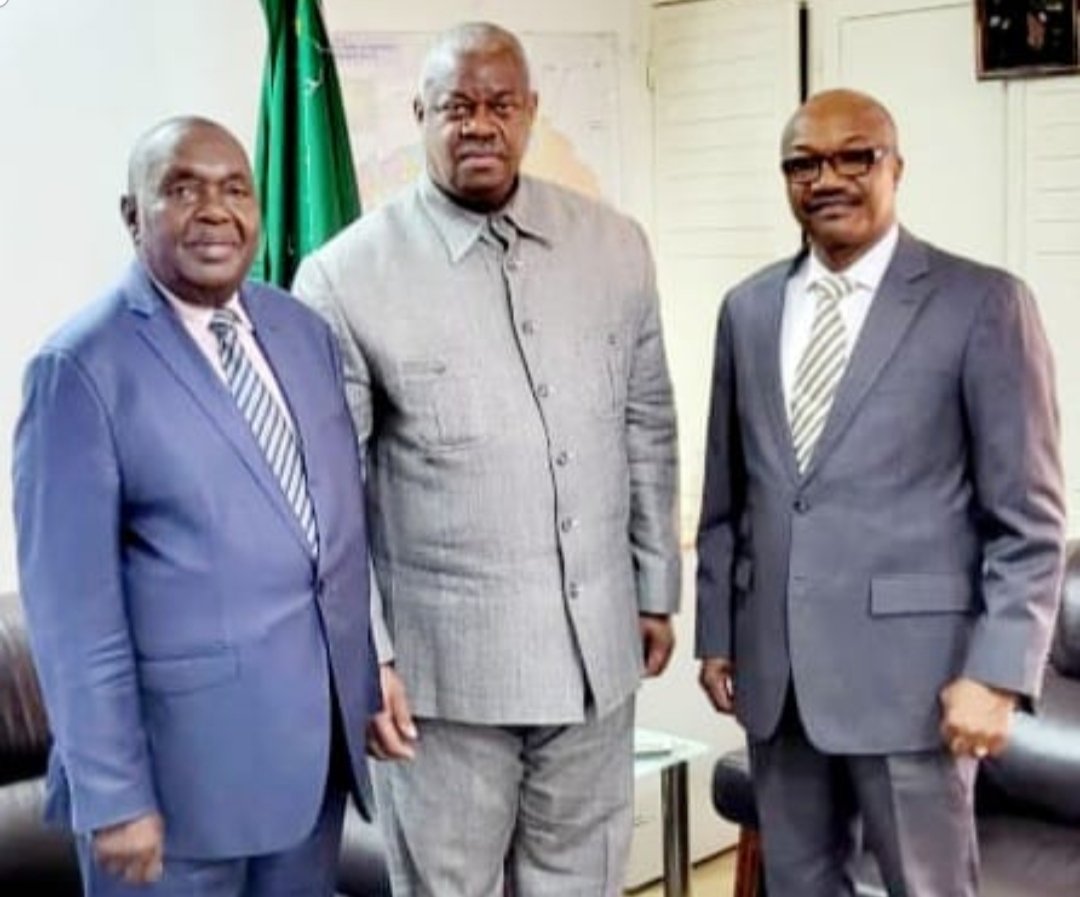Amb_Matondo's tweet photo. 2/2:Le Rep #CEEAC était accompagné à @_AfricanUnion #Bangui du Secrétaire admin #CEEAC, Amb Alberto C. CABONGO
@_AfricanUnion &amp; #CEEAC continuons fédérer énergies +appui multiforme fraternel aux efforts nationaux en synergie avec partenaires pour paix durable +dvlpt #Centrafrique https://t.co/ftkPqGHgXI