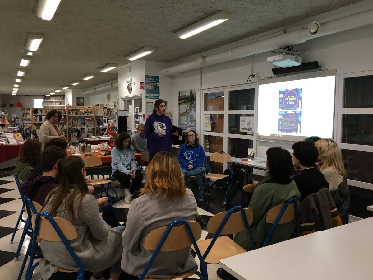 Aujourd'hui, premier café philo au CDI, avec des élèves et étudiants de toutes classes, sur la question de l'uniforme à l'école. Un échange animé, riche et réussi. 
#LISA #CDILISA #CaféPhilo