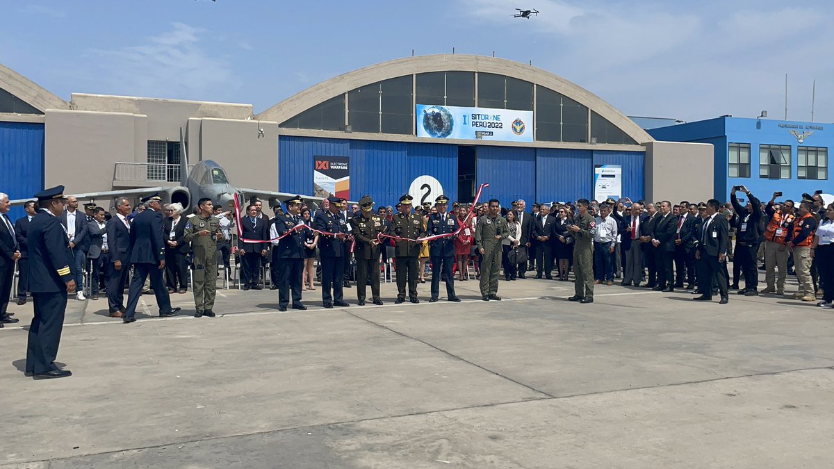 fapperu's tweet photo. #NoticiasFAP | El Jefe del Comando Conjunto Manuel Gómez de la Torre y el Comandante General de la FAP,  General del Aire, Alfonso Artadi Saletti realizan el corte de la cinta inaugural del SITDRONE Perú 2022. (1/2) https://t.co/pqKi9aRdOe