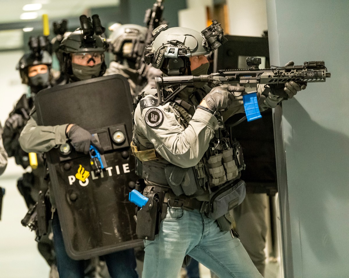 🇳🇱Dutch DSI during a Hostage Rescue exercise at Hoornbeeck College, Rotterdam, Nov 2022. 

#MSquadron #DSI #TacticalUnit #HRO
#Hk416 #MCX #SOF #Politie #Mariniers