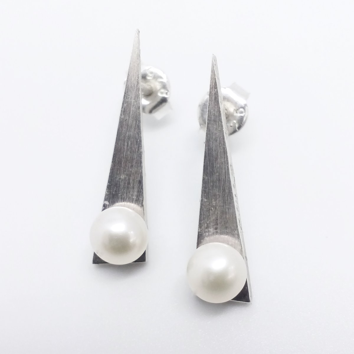/E-M Geo P/
Sterling Silver Earrings / Pearls round 0.6 cm / Dimension 2.2 x 0.5 cm
