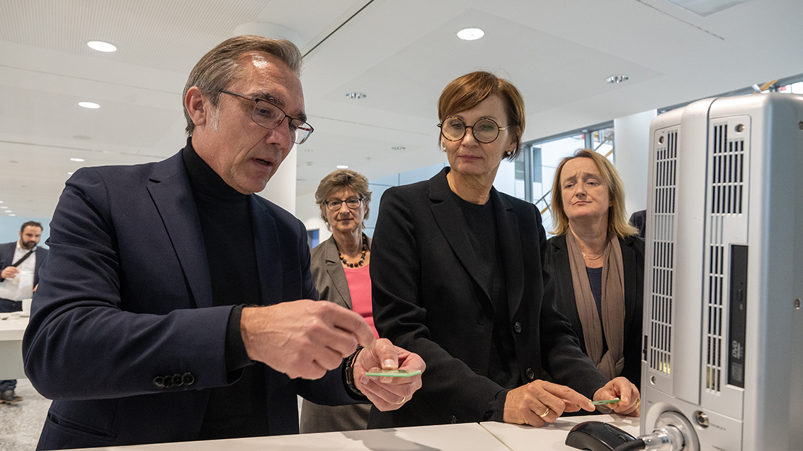 tmwllr_th's tweet photo. Bundesministerin @starkwatzinger besuchte heute gemeinsam mit Minister @WTiefensee das @Leibniz_IPHT im #OpticalValley in #Jena und informierte sich über die Infektionsforschung am Traditionsstandort für optische Gesundheitstechnologien.➡️https://t.co/GLlPyIHjt9
📸LeibnizIPHT https://t.co/jf7i2D0qgY
