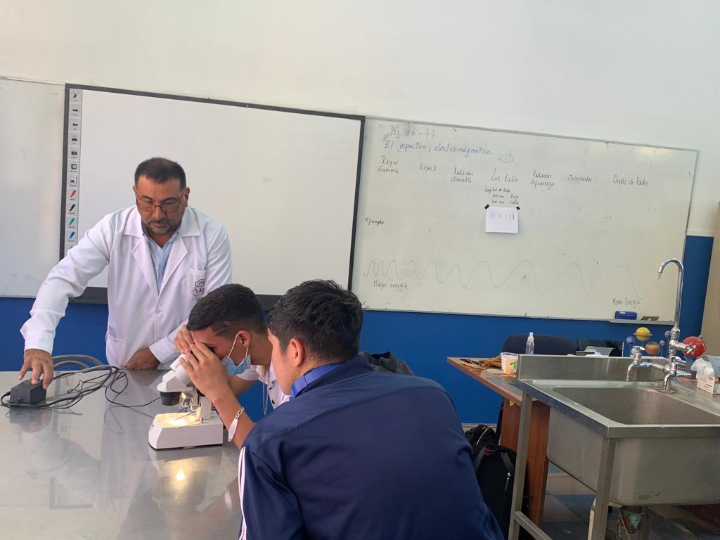 ICEC_UChile's tweet photo. Estamos en la clase de ciencias del 3° medio del Liceo Palomar - Copiapó, con el docente Leonel Ardiles. Los estudiantes están reconociendo algunos microorganismos utilizando instrumentos de laboratorio.  #ComunidaddeAprendizaje @Programa_ICEC @Edu_Atacama  @ciae_uchile 🔎🦠 https://t.co/6rICgaWlSb