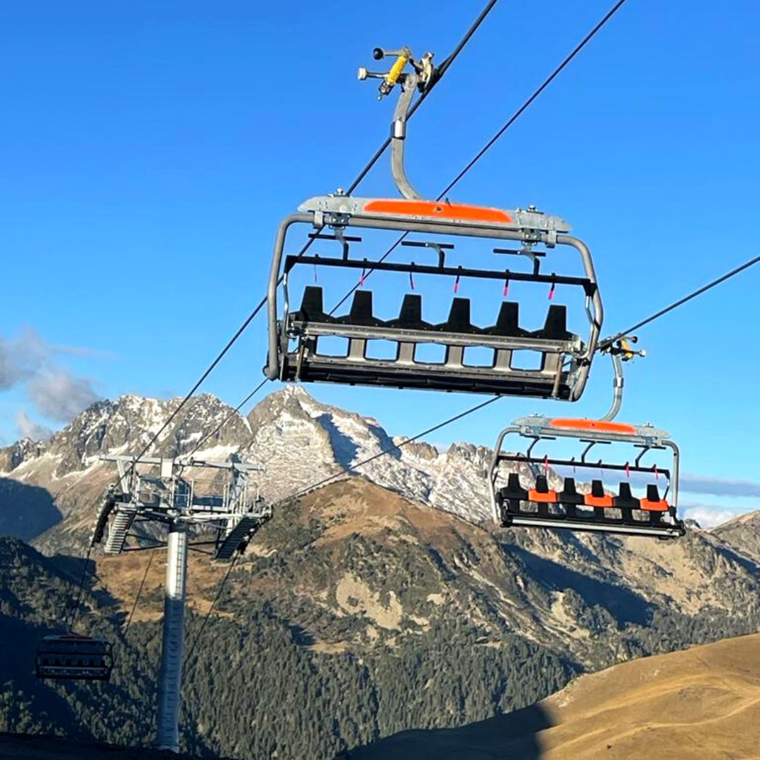 Les sièges suspendus du télésiège Tourette découvrent le paysage, et les nouvelles gares au passage.
⛰️ 292 m de dénivelé total, sur 1,3 km, en tout confort et rapidité.
<a href="/Altiservice/">❄Altiservice ⛷🏂</a> #saintlary #decouvrirsaintlary #altiservice #pyrénées #montagne #ski #snow #neige #hiver