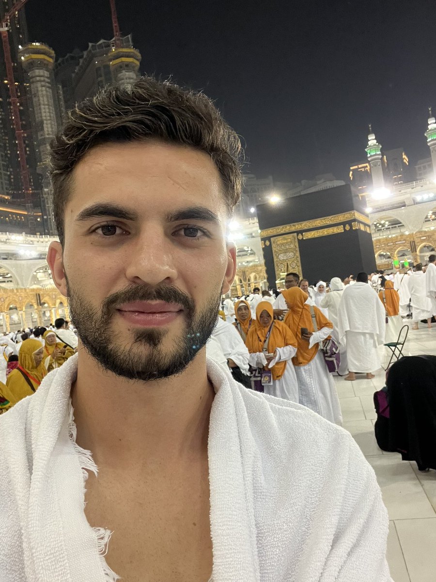 Abdullah b. Amr (r.a.) anlatıyor:
“Resûlullah’ı Kâbe’yi tavaf ederken gördüm. O şöyle diyordu: ‘(Ey Kâbe)! Sen ne güzelsin ve kokun da ne güzel! Sen ne yücesin ve saygınlığın da ne yüce!..’” 
(İbn Mâce, Fiten, 2)
Salihlerin duası üzerinize olsun ❤️