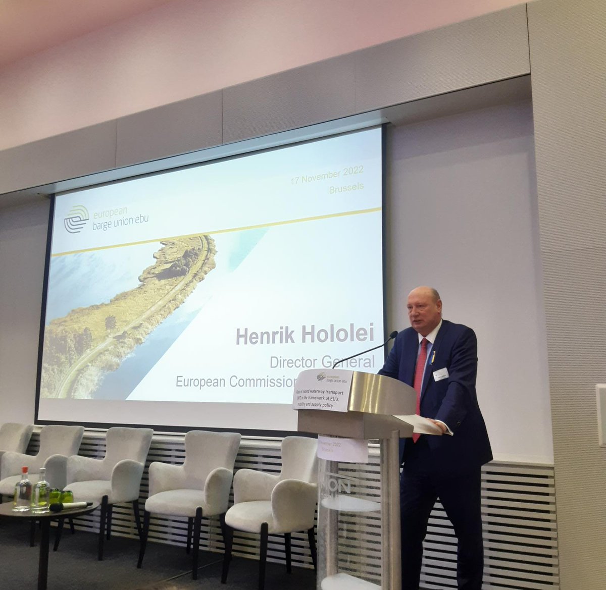 Inland waterways companies are at the heart of Solidarity Lanes. Danube route today accounts for more than 50% of 🇺🇦 grain exports &amp; large share of imports. #SolidarityLanes are here to stay, helping 🇺🇦 move closer to the 🇪🇺 #SingleMarket.
 
- DG Hololei #EuropeanBargeUnion event
