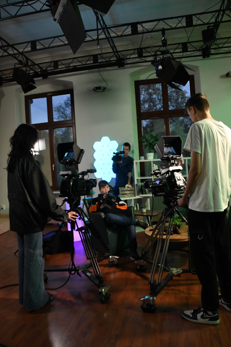 Bei uns ist jeder Tag #TagderMedienkompetenz und heute ganz besonders: unsere Schülerpraktikanten Max und Franz am Set ihres ersten Spielfilms! 😍