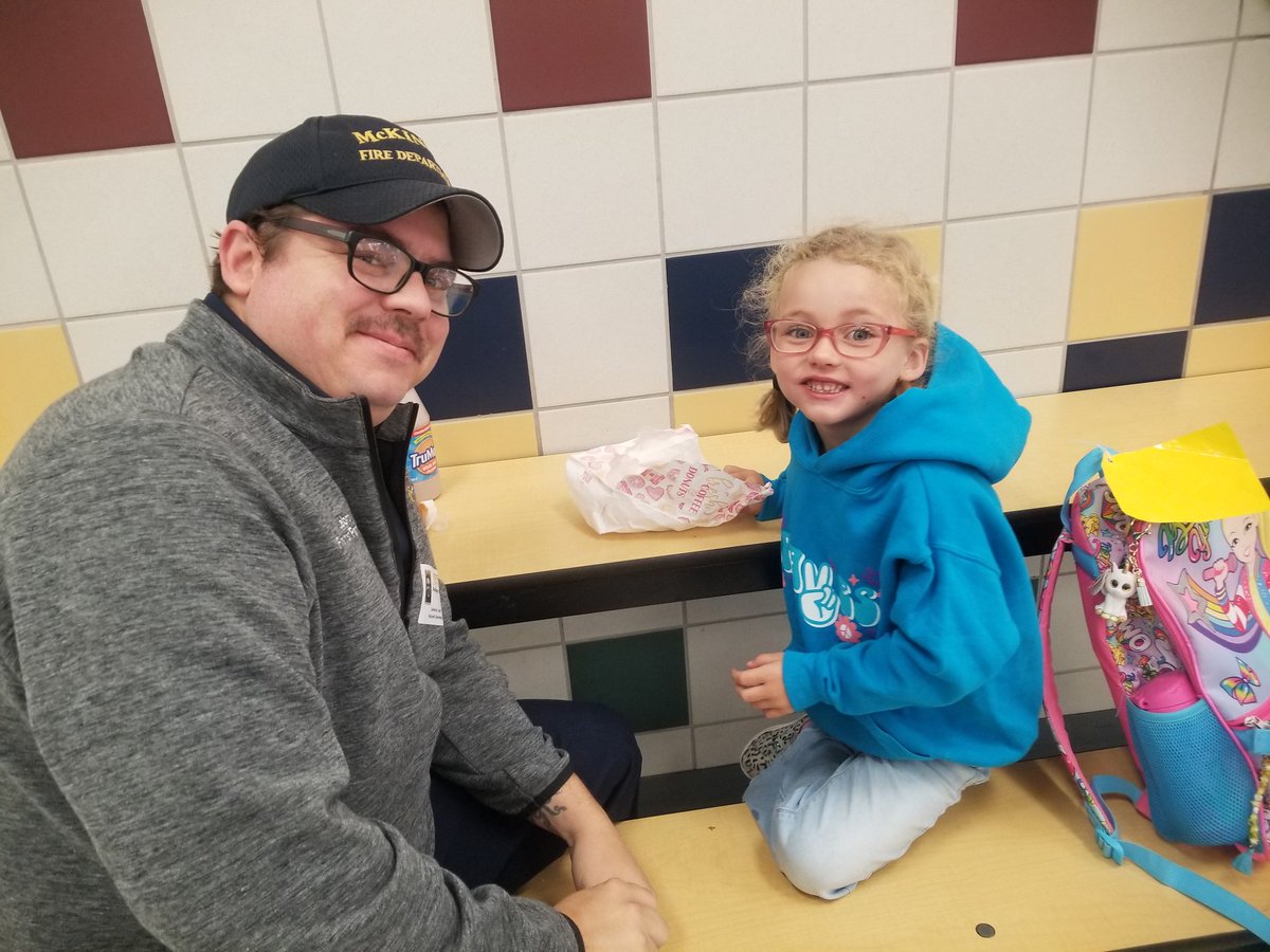 RoderickKing01's tweet photo. A few more Dynamic Dads Day with Mr. King today at NeSmith Elementary!!! #nes #Braves #lavon #school #nse #communityisd #nesmithelementary #dads #daddy @cisdef @CHSBraveNation @tonya_knowlton @NES_Braves @CHSBraveNation https://t.co/mp8wetrCz7