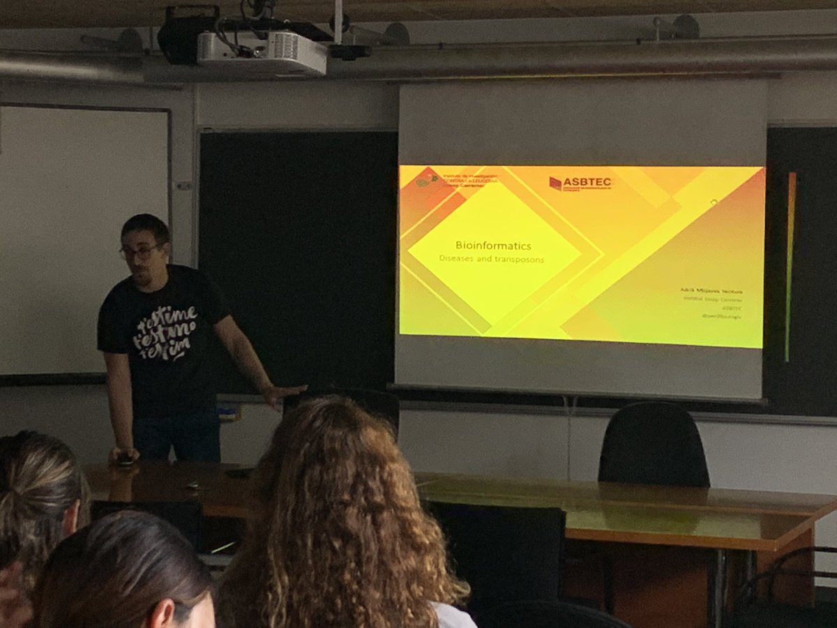 UdGCiencies's tweet image. Avui, dins el marc de la setmana de la ciència #SC22CAT, hem tingut la visita de l’ex-estudiant de BT @adriamitjavila  que ens ha ofert un taller de Bioinformàtica i transposons molt interessant. Esperem que als assistents us hagi interessat!