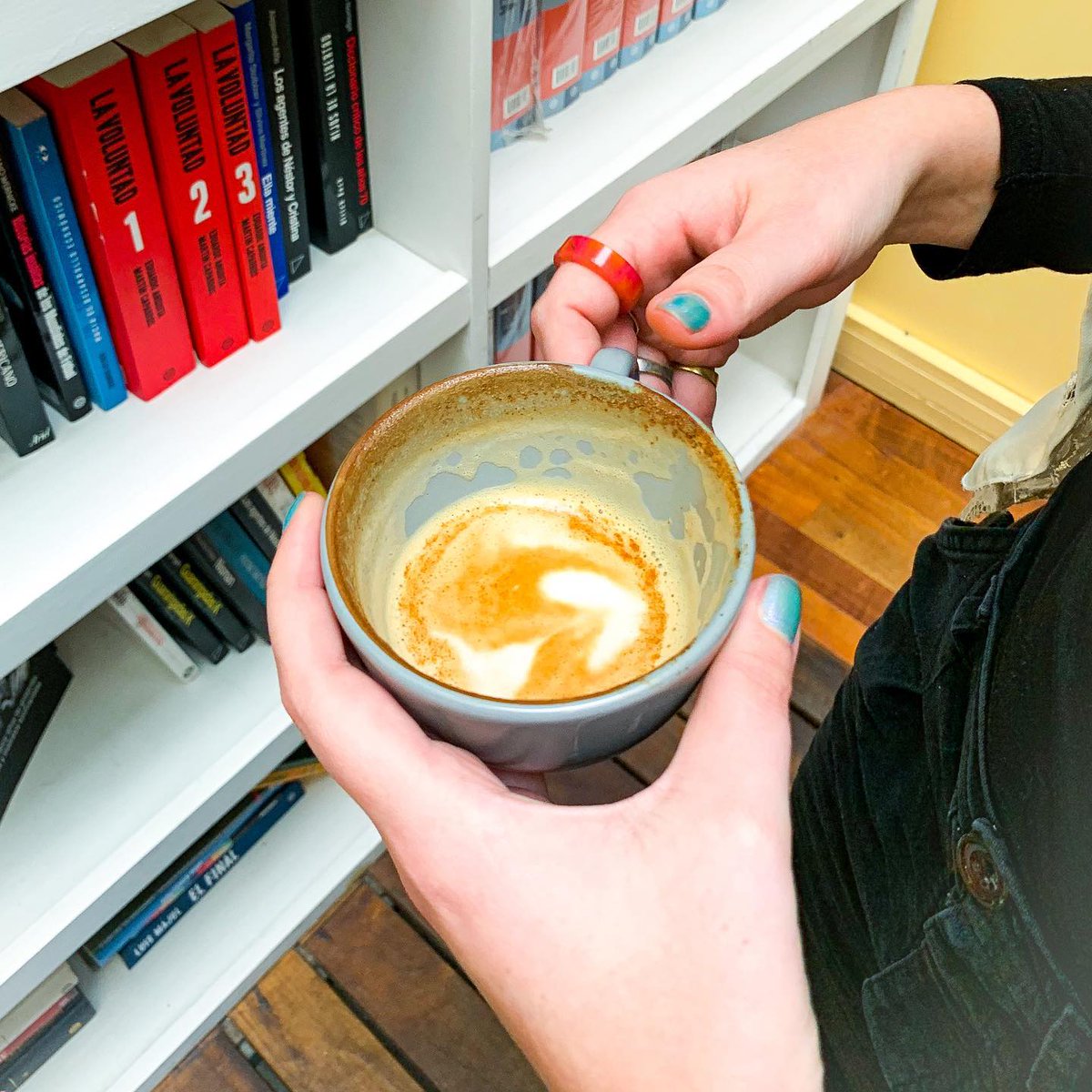 Elegí un libro de nuestra biblioteca para acompañar tu café. 📚
☕️Margen del Mundo - Café.
↪️ Concepción Arenal 4865, Chacarita.