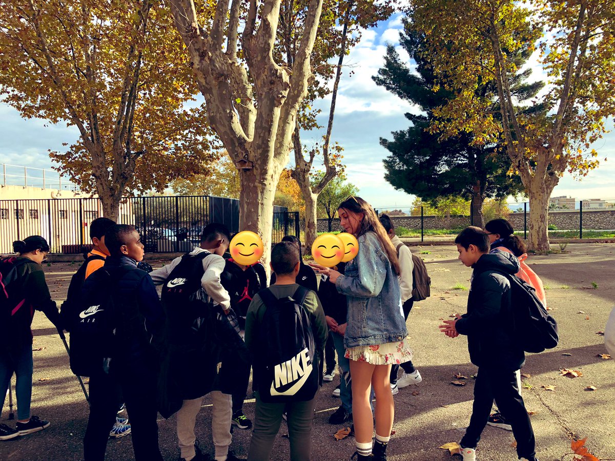 Clg_Ferry13_EDD's tweet photo. Les sixièmes du collège Jules Ferry ont bénéficié aujourd’hui des interventions d’Elisabeth Holtzer @ODSProvence. Nos amandiers sont en retard sur le stade 91 = Sénescence 10% #Phénologie #Réchauffementclimatique #Sciencesparticipatives #Protocoledobservation #ODD13 https://t.co/lkq4OkGJbB