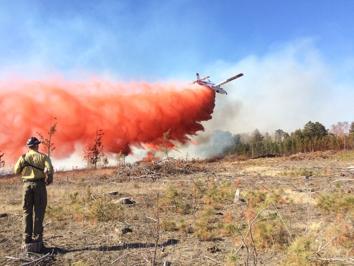 DauntlessAir's tweet photo. Story time! 15 years ago when #FireBosses were first being used in the US, we'd regularly be asked to haul retardant instead of water - often because it was assumed there were no scooper-accessible water sources nearby the #wildfire. (1/3) #tbt https://t.co/5Rc9IpZuat