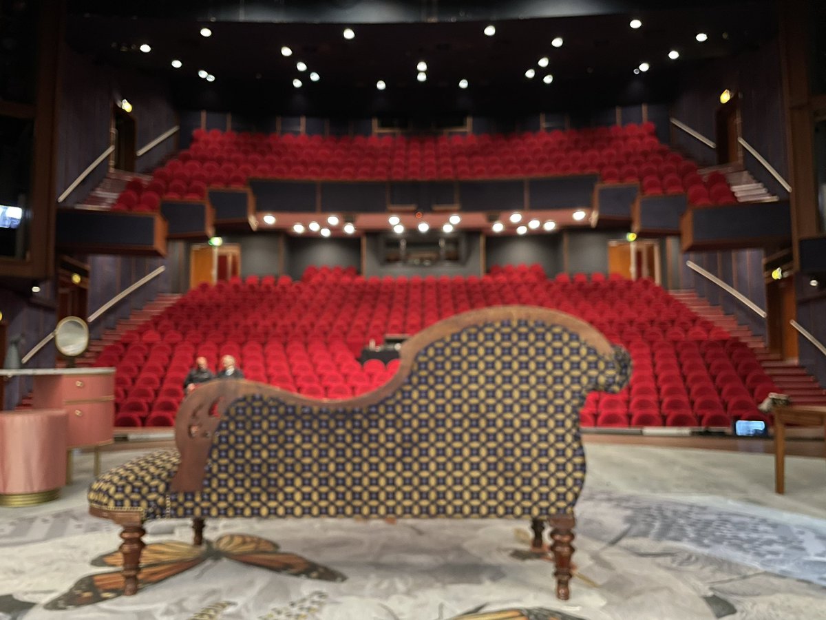 Reisopera's tweet photo. Voor het eerst zijn we in De Lievekamp in #Oss, met onze #pocketopera #Latraviata vanavond. Aanvang 20.15, inleiding om 19.15 uur. We hebben er zin in, tot zo! 🎫 https://t.co/RGUzxLfwT8 #Verdi https://t.co/H8IIGJmWS0