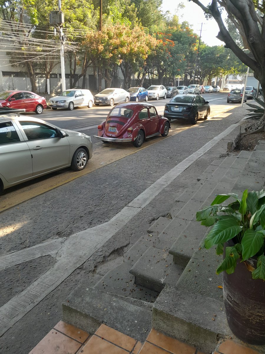 a_imprecentro's tweet photo. @Trafico_ZMG autos estacionados en linea amarilla, en Calzada de las Palmas, Col. La Aurora, guadalajara https://t.co/qu8KHre1TZ