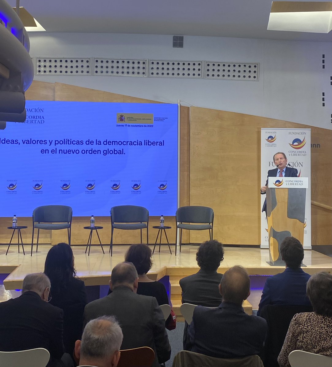 FundacionCyL's tweet photo. Comienza la conferencia de Roberto Blanco, Catedrático de Derecho Constitucional : “Pluralismo democrático, derechos fundamentales y nuevos medios de información” https://t.co/eSl3FqXa5n