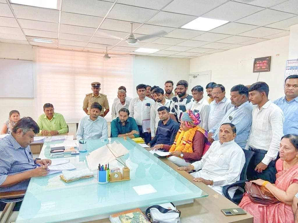 vishu21199's tweet photo. આજ રોજ ૩૨ બાયડ માલપુર વિધાનસભા ના અપક્ષ ઉમેદવાર પૂર્વ ધારાસભ્ય #શ્રી_ધવલસિંહ ઝાલા ફોર્મ ભર્યું અને બાયડ અને માલપુર તાલુકા માં હરહંમેશ પ્રજા ની વચ્ચે રહેતા હતા અને ભવિષ્ય માં પણ રહીશે...
@DhavalsinhZala_ @AlpeshThakor_ @CRPaatil @AmitShah @pradipsinhbjp @BJP4Gujarat @BJP4Arvalli https://t.co/NULspvQtCU