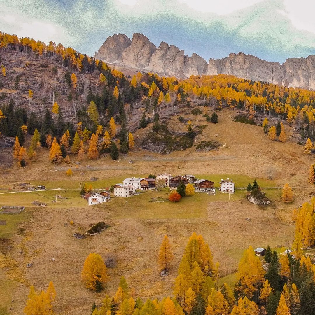 dolomiti_it's tweet image. Il Castello di Andraz sorge poco sotto il Passo Falzarego, a Livinallongo del Col di Lana, in una posizione strategica per il controllo delle vie di comunicazione che, già nel Medioevo, collegavano i territori bellunesi, e poi quelli della Serenissima

PH IG simone__pra