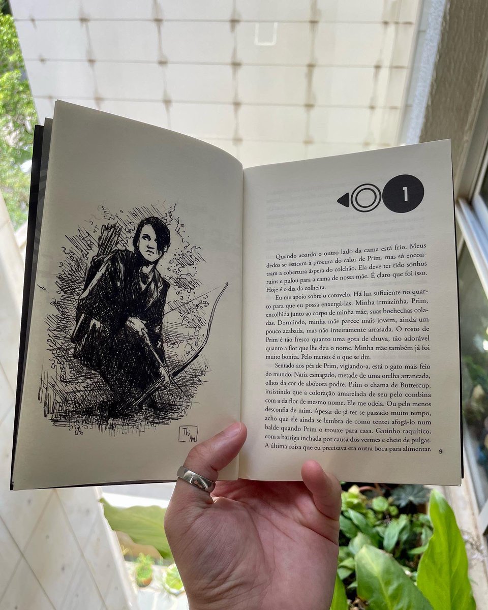 thiam_art2's tweet photo. Customização do livro Hunger Games (Jogos vorazes) 
 Valor R$ 120,00 

Ilustrei a Katniss Everdeen em nanquim, personagem principal do livro, sobrevivendo nos Jogos Vorazes https://t.co/KhgmuSMOms