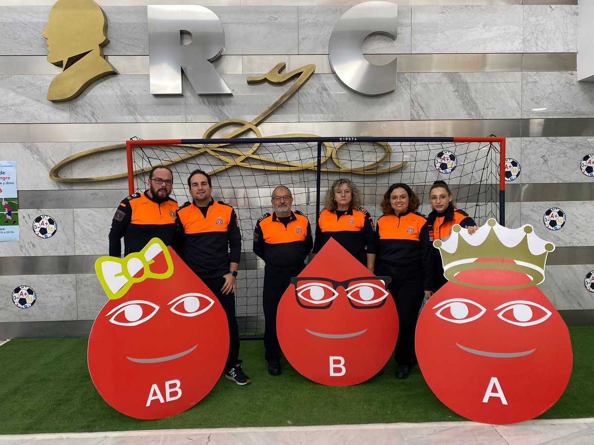 PCivilMeco's tweet photo. En el día de hoy, hemos acudido a la invitación que no podíamos rechazar del Hospital #RamónYCajal para donar sangre 🤗🤗
Muchas gracias a nuestros voluntarios, al resto de Fuerzas y Cuerpos de Seguridad que habían, personal laboral del propio Hospital y todos los donantes ❤️🧡💙 https://t.co/ISM2OrEubK